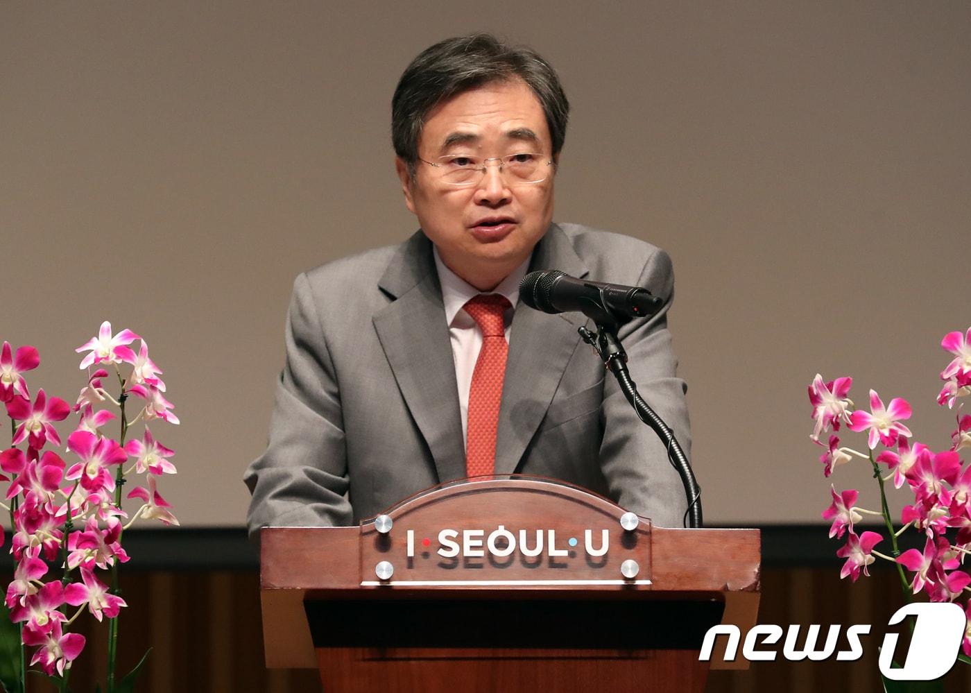 조현 외교부 1차관이 1일 서울 중구 서울시청 본관에서 열린 '김대중-오부치 공동선언 20주년과 동아시아 미래비전' 국제학술회의에서 강경화 외교장관의 축사를 대독하고 있다. 2018.10.1/뉴스1 ⓒ News1 송원영 기자