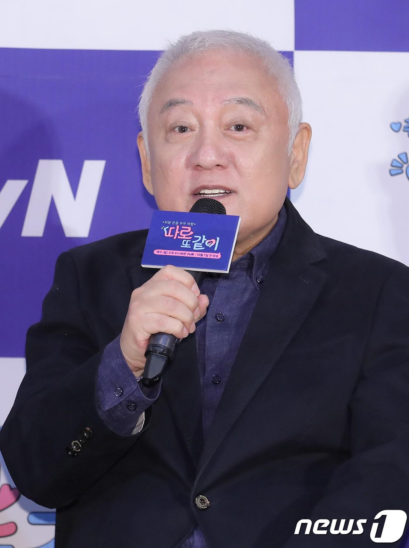 본문 이미지 - 김한길 전 국회의원이 1일 서울 마포구 상암동 CJ E&M에서 열린 tvN '따로 또 같이' 제작발표회에 참석해 인사말을 하고 있다.  2018.10.1/뉴스1 ⓒ News1 권현진 기자