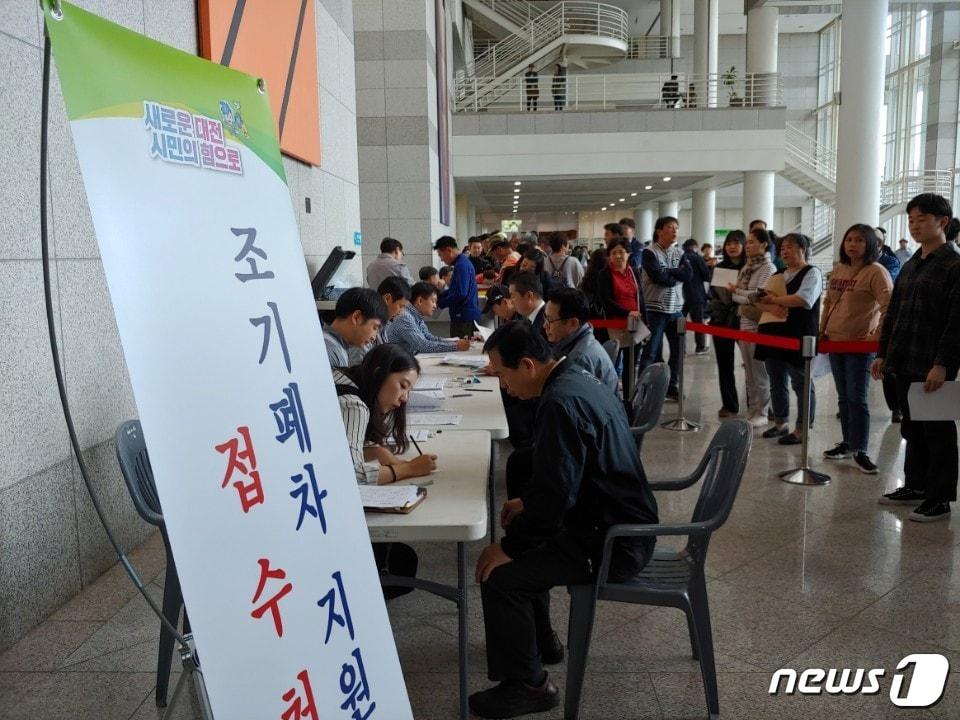본문 이미지 - 대전시청에서 많은 시민들이 노후경유차 조기 폐차 보조금을 신청하기 위해 줄을 서서 대기하고 있다. /뉴스1 ⓒ News1 주기철 기자