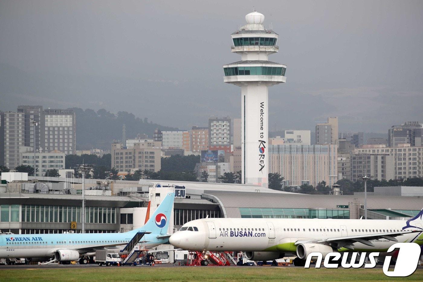 본문 이미지 - 제주공항 관제탑(자료사진)/뉴스1
