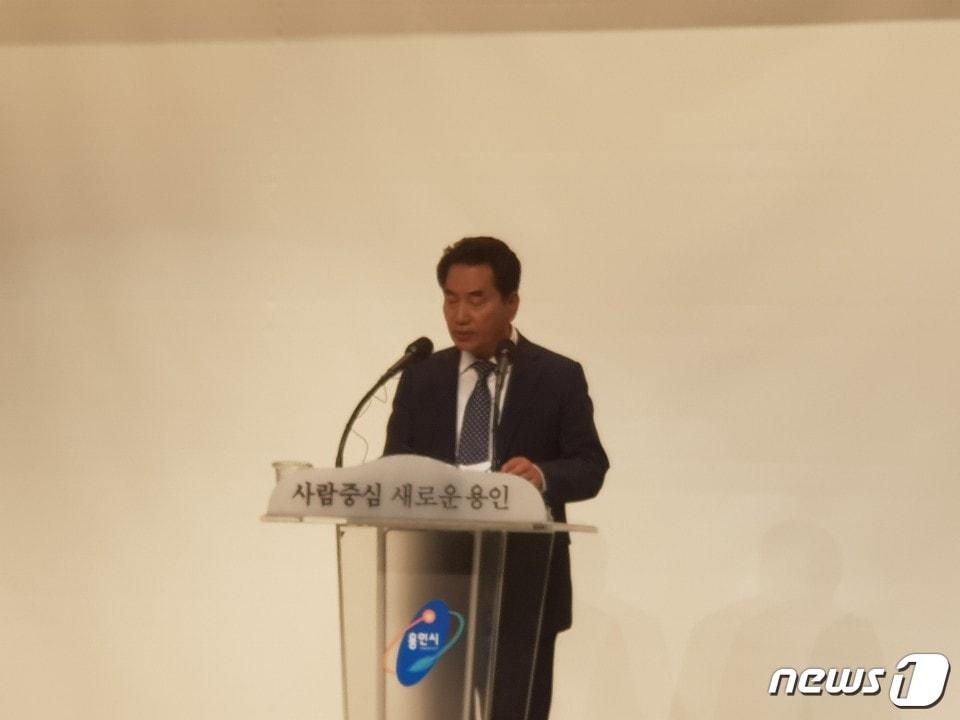 본문 이미지 - 기자 간담회에서 백군기 용인시장이 민선7기 시정운영 방향을 설명하고 있다.ⓒ News1김평석기자
