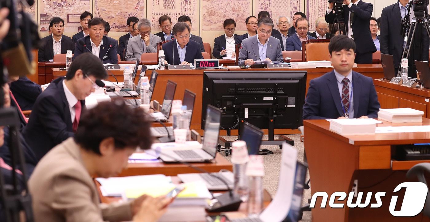 본문 이미지 - 도종환 문화체육관광부 장관이 10일 오전 서울 여의도 국회 문화체육관광위원회의 문화체육관광부 등에 대한 국정감사에서 위원들의 질의를 듣고 있다. 2018.10.10/뉴스1 ⓒ News1 임세영 기자