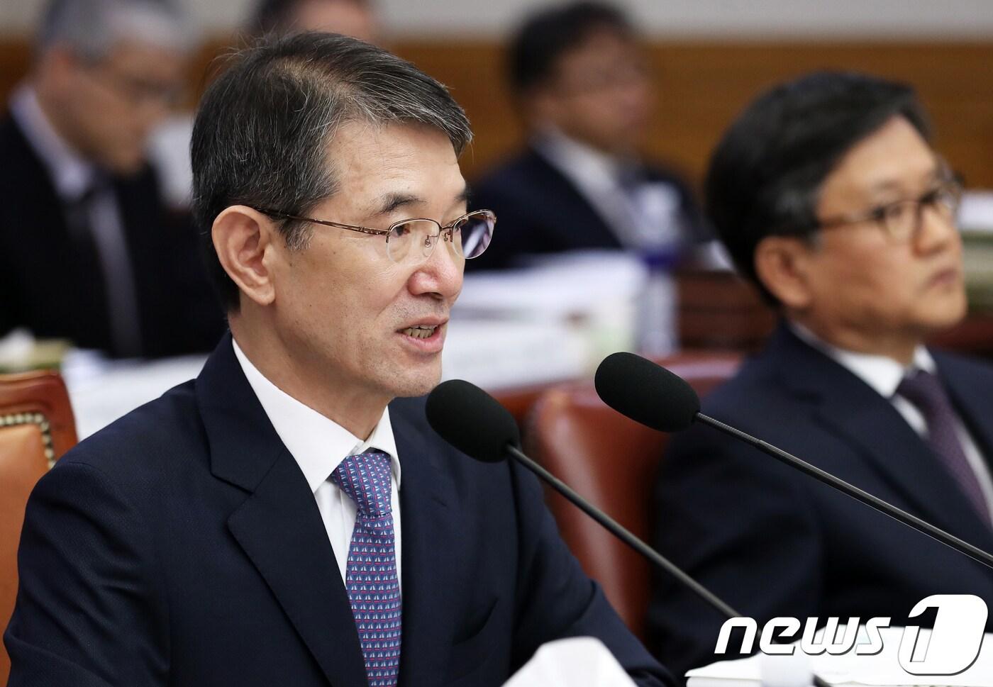본문 이미지 - 안철상 법원행정처장이 10일 서울 서초구 대법원에서 열린 법제사법위원회의 대법원(법원행정처), 사법연수원 등에 대한 국정감사에서 의원들의 질의에 답하고 있다. 2018.10.10/뉴스1 ⓒ News1 오대일 기자