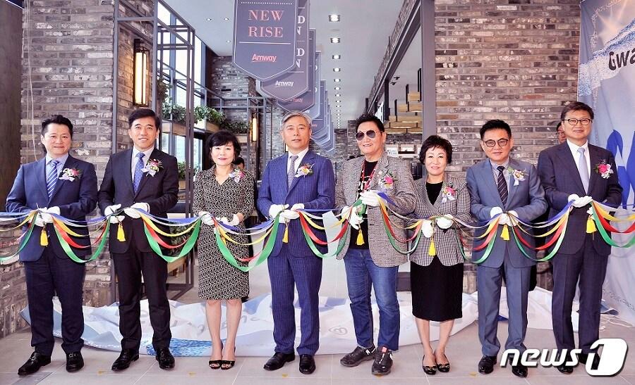 본문 이미지 - 지난 6일 진행된 광주 암웨이 비즈니스 센터 오픈식에서 김장환 한국암웨이 대표(왼쪽에서 네 번째)가 테이프를 자르고 있다.ⓒ News1
