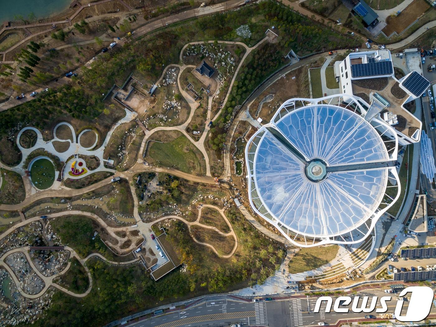 본문 이미지 - 지난 2018년 서울 강서구 마곡첨단산업지구 내 서울식물원 모습.  '마곡 스마트시티 리빙랩'은 마곡에 최적화된 스마트시티 구현을 위해 마곡 내 서울식물원 같은 공공시설을 이용해 기술 실증을 지원한다. 2018.10.10/뉴스1 ⓒ News1 유승관 기자
