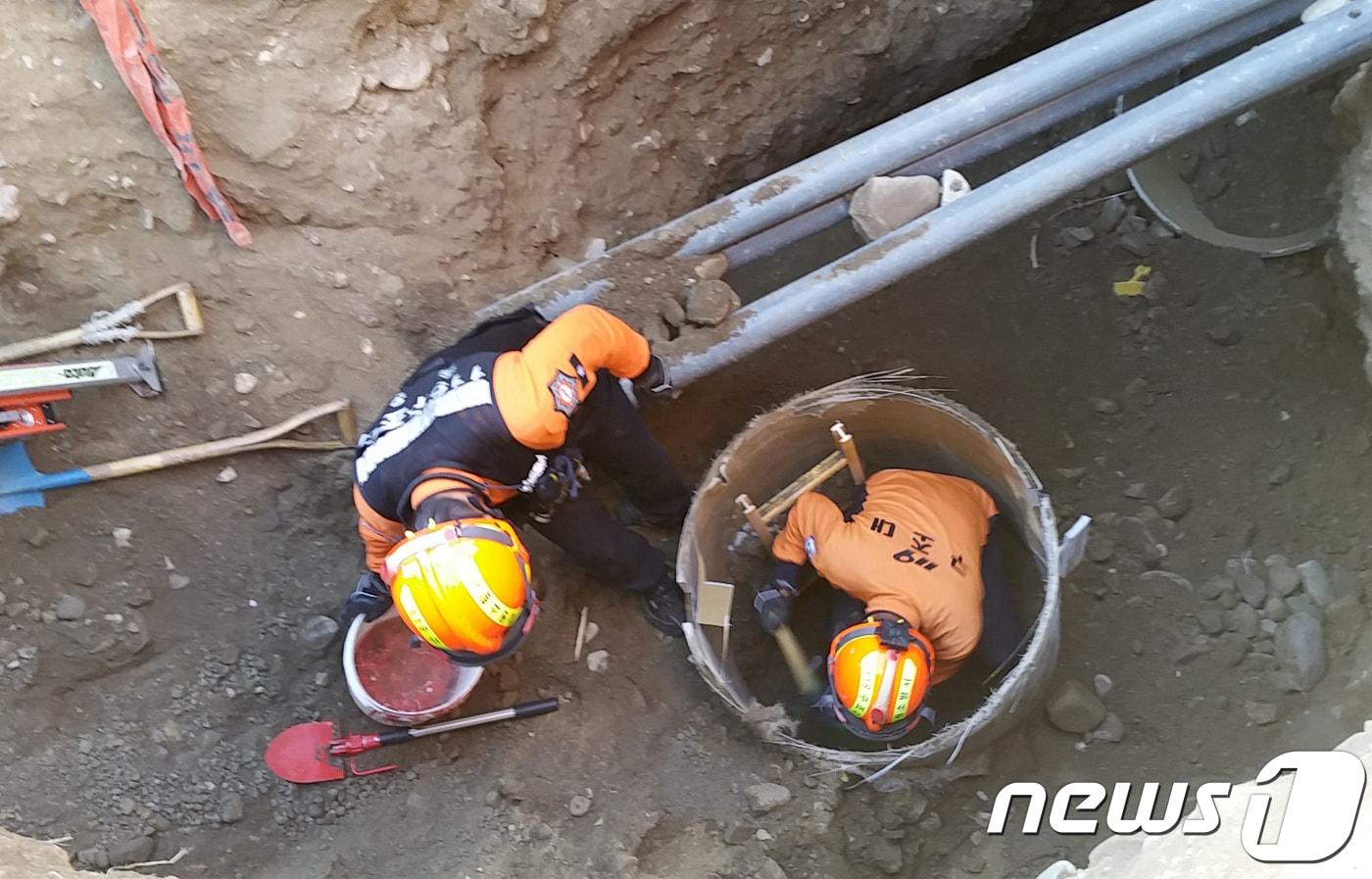 본문 이미지 - 10일 오후 4시09분쯤 강원 철원군 서면 와수리 와수초교 인근 도로에서 오배수관 관로 공사중 이모씨(64)가 6m 깊이의 배수관로에 매몰되는 사고가 발생해 소방대원들이 구조 작업을 펼치고 있다. (강원도소방본부 제공) 2018.10.10/뉴스1 ⓒ News1 하중천 기자