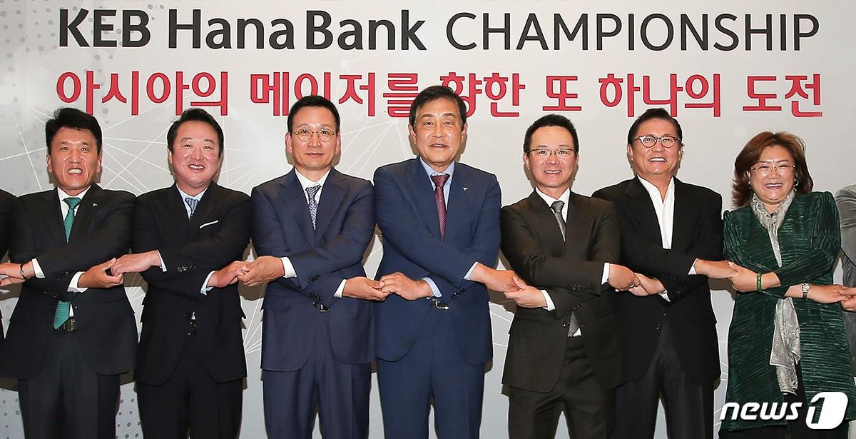 본문 이미지 - 지난  10일 오후, 인천 파라다이스시티 호텔에서 열린 LPGA KEB하나은행 챔피언십 갈라파티 리셉션장에 모인 내외 귀빈이 내년부터 시작될 '아시안 LPGA 시리즈(가칭)' 런칭에 뜻을 모으는 의미를 담아 기념 촬영을 하고 있다. 사진은  KEB하나은행 함영주 은행장(왼쪽부터), 코오롱그룹 이웅열 회장, KLPGA 김상열 회장, 하나금융그룹 김정태 회장, 대만골프협회 왕정송 회장, 대한골프협회 허광수 회장, 중국 CLPGA 리홍 총경리(KEB하나은행 챔피언십 대회본부 제공).ⓒ News1