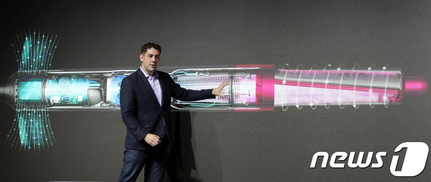 폴 도슨(Paul Dawson) 다이슨 퍼스널 케어/환경 제어 기술 분야 최고 엔지니어가 11일 오전 서울 강남구의 한 스튜디오에서 '다이슨 에어랩 스타일러(Dyson Airwrap styler)'를 소개하고 있다. ‘에어랩’은 오는 12일 공식 홈페이지를 통해 예약판매를 시작한다. 전국 주요 매장과 가전제품 매장에서 구입은 19일부터 가능하다. 부속품 패키지 구성에 따라 '에어랩 볼륨&쉐이프' '에어랩 스무드&컨트롤' 등으로 나뉘며 가격은 53만9000원~59만9000원이다. 2018.10.11/뉴스1 ⓒ News1 황기선 기자