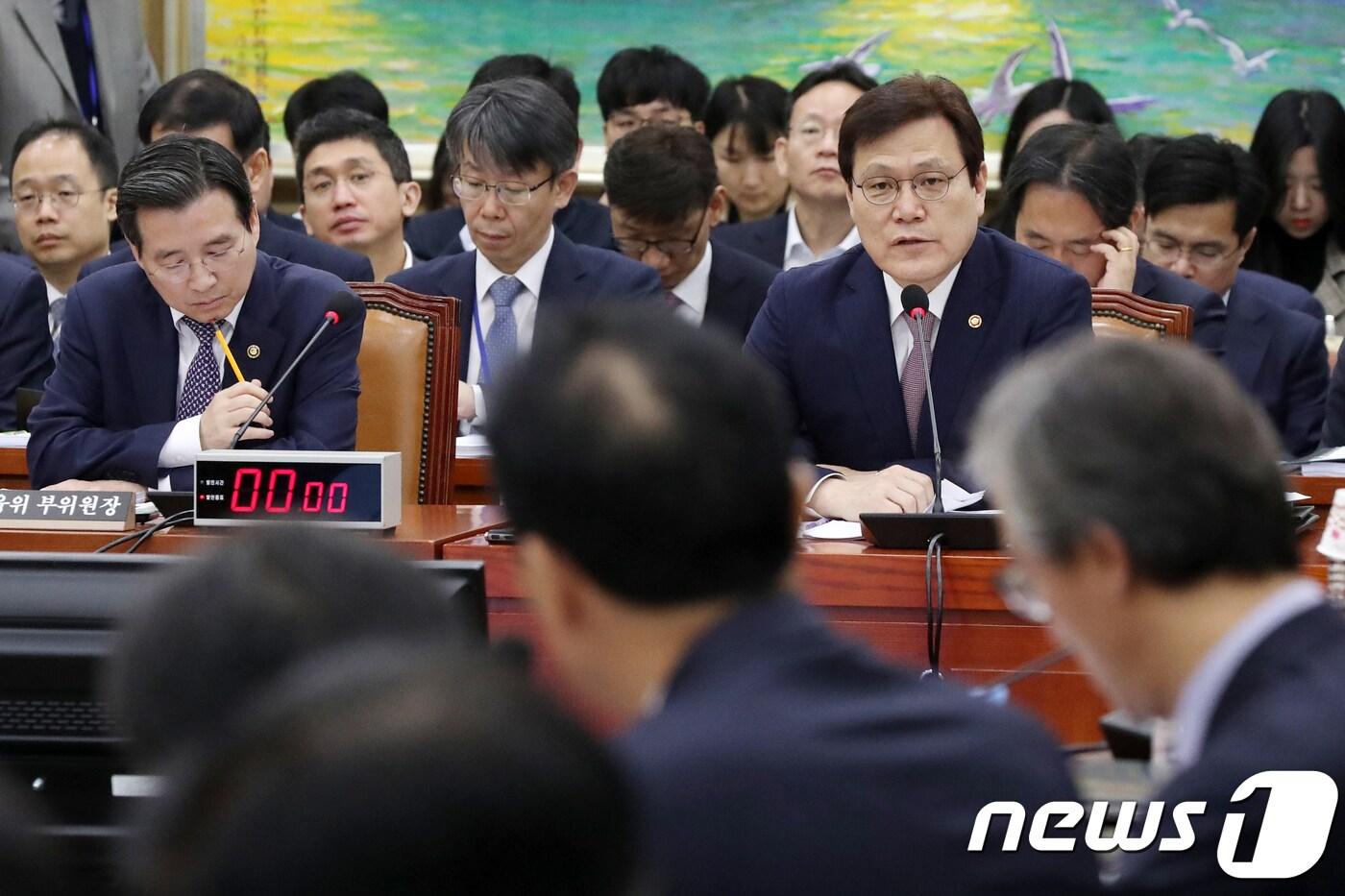 본문 이미지 - 최종구 금융위원장이 11일 서울 여의도 국회에서 열린 정무위원회 국정감사에 출석해 의원들의 질의에 답하고 있다. 2018.10.11/뉴스1 ⓒ News1 민경석 기자