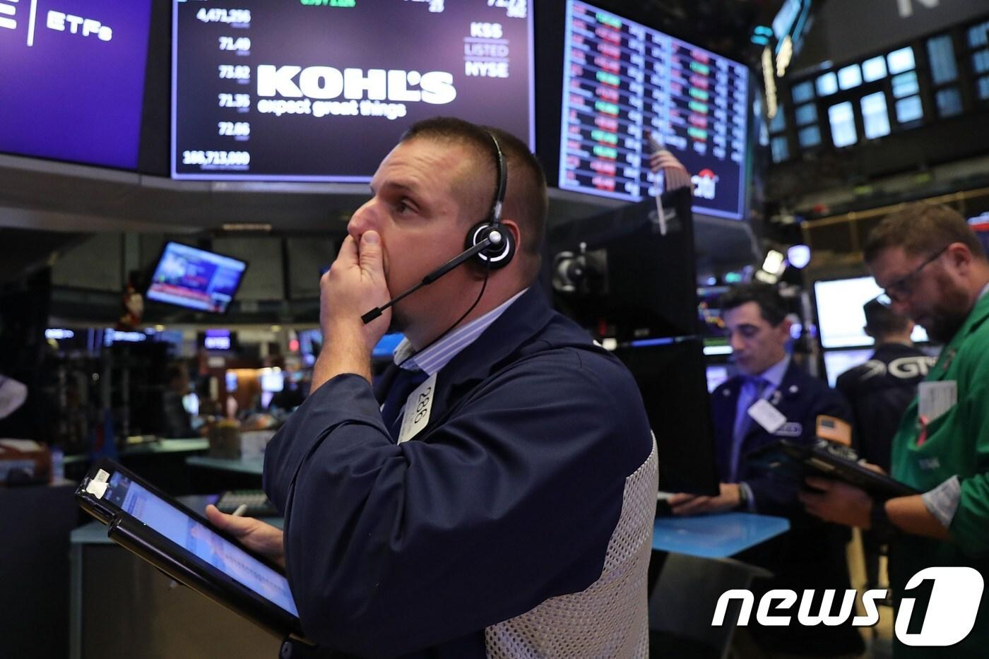 23일(현지시간) 뉴욕 증권거래소에서 한 트레이더가 전광판을 보고 주가 급락에 놀라고 있다.  ⓒ AFP=뉴스1 ⓒ News1 