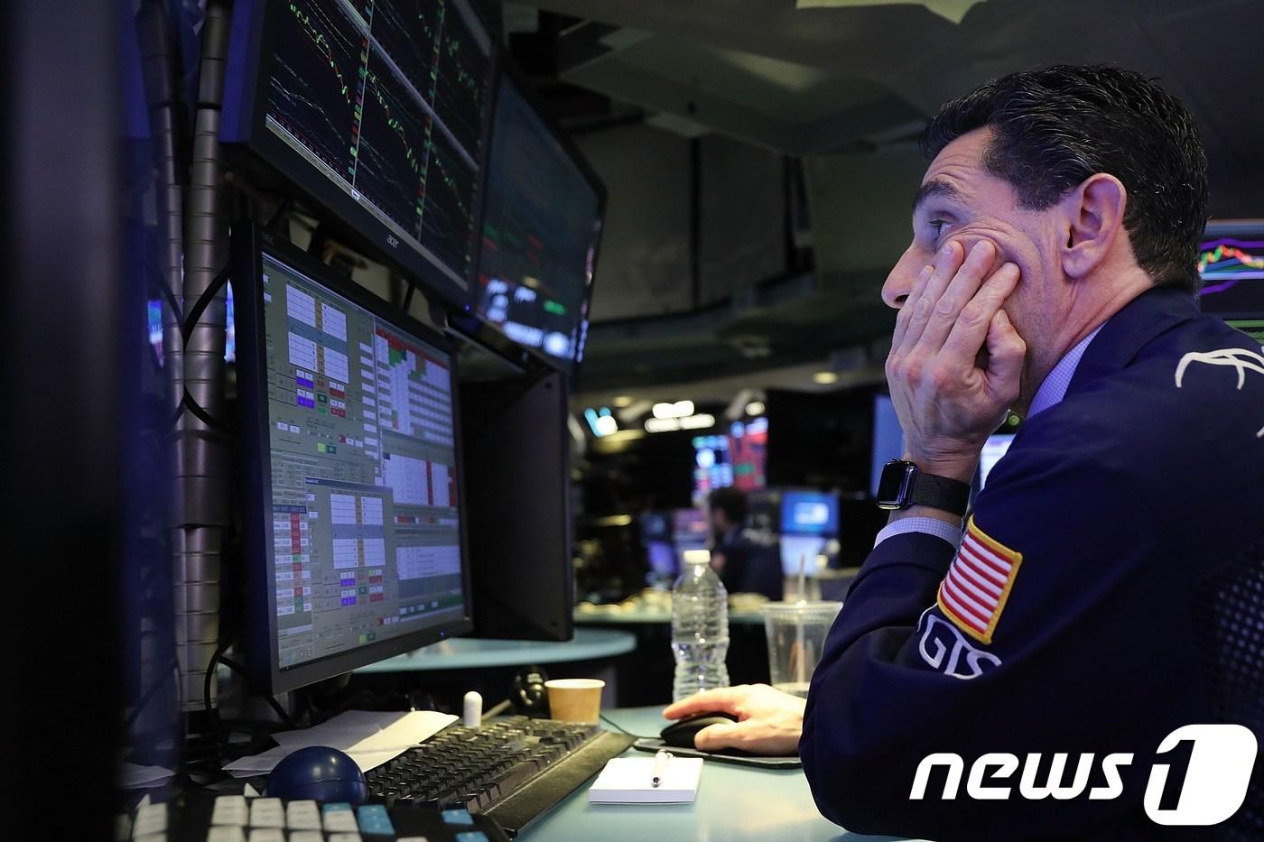 본문 이미지 - 뉴욕 증권거래소에서 한 트레이더가 전광판을 보고 있다. ⓒ AFP=뉴스1 ⓒ News1 우동명 기자