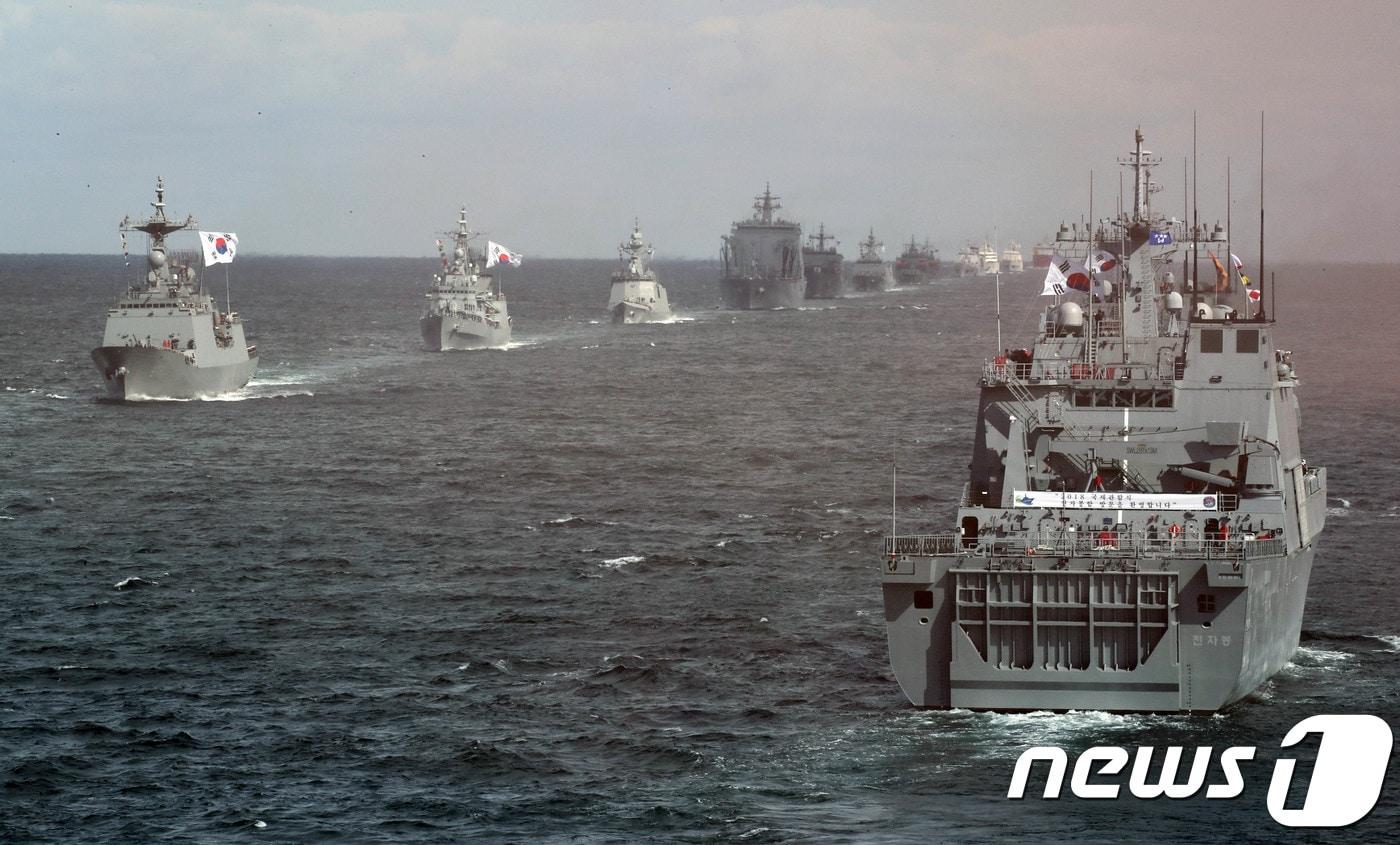  지난 2018년 10월11일 제주 서귀포시 제주해군기지 앞바다에서 진행된 2018 대한민국 해군 국제관함식에 참가한 해군 구축함 율곡이이함 등이 대오를 맞춰 기동하고 있다. 2018.10.11/뉴스1 ⓒ News1 이석형 기자