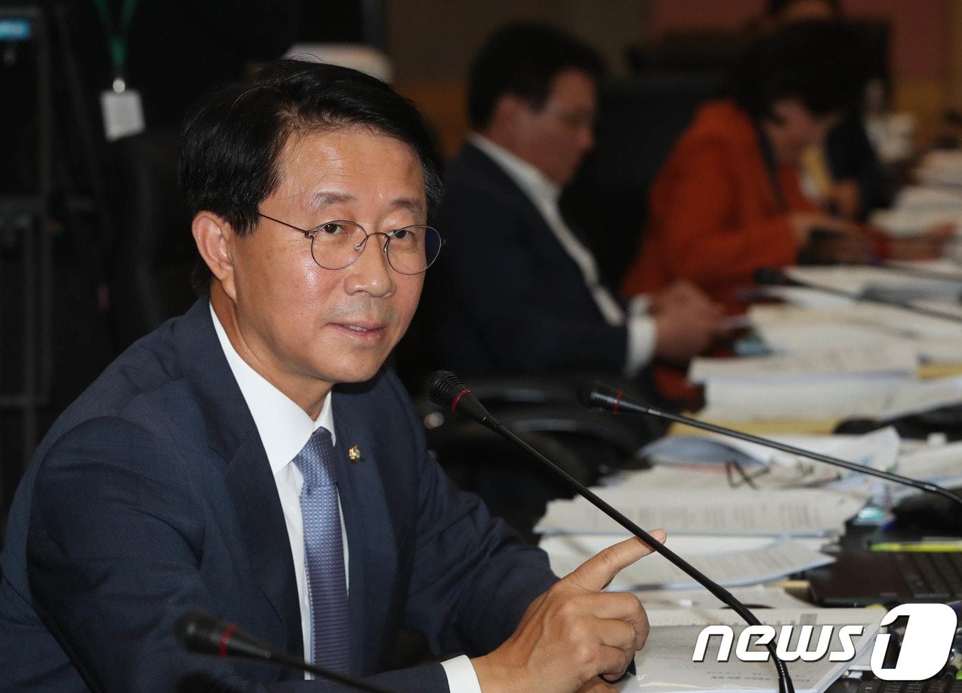 본문 이미지 - 조정식 더불어민주당의원이 11일 정부대전청사에서 열린 국회 기획재정위원회 관세청·조달청 대한 국정감사에서 질의를 하고 있다. 2018.10.11/뉴스1 ⓒ News1 주기철 기자