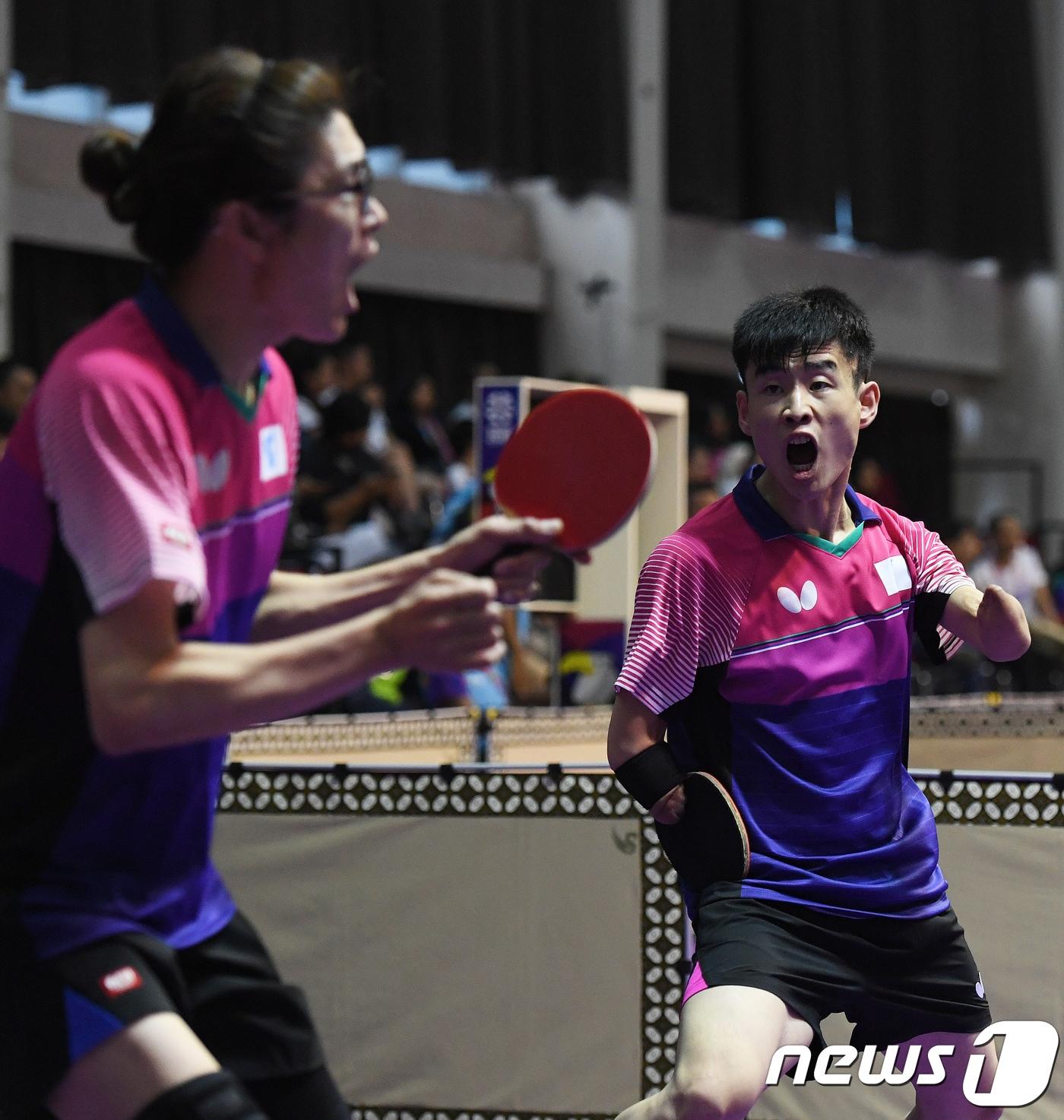 본문 이미지 - 남북 탁구단일팀 '코리아' 박홍규(왼쪽)와 북측 김영록 선수가 11일 오후(현지시간) 인도네시아 자카르타 에코벤션 안촐에서 열린 '2018 인도네시아 장애인아시아경기대회' 일본과의 탁구 남자 복식(장애등급 TT 6-7) 경기에서 득점에 성공한 후 기뻐하고 있다. 2018.10.11/뉴스1 ⓒ News1 사진공동취재단