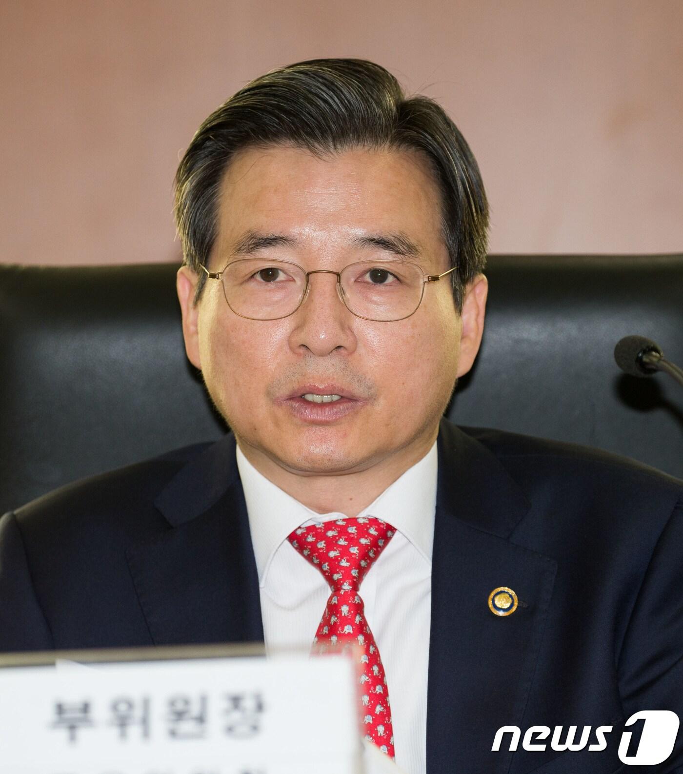 본문 이미지 - 김용범 금융위원회 부위원장이 12일 서울 여의도 한국거래소에서 열린 금융시장상황 점검회의에서 모두발언을 하고 있다. (금융위원회 제공) 2018.10.12/뉴스1