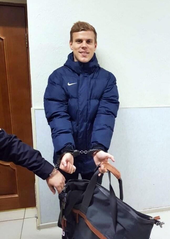 본문 이미지 - 한국계 공무원을 폭행한 혐의로 수갑을 찬 알렉산드르 코코린(제니트). (알렉세이 야로세브스키 트위터 캡처) ⓒ News1