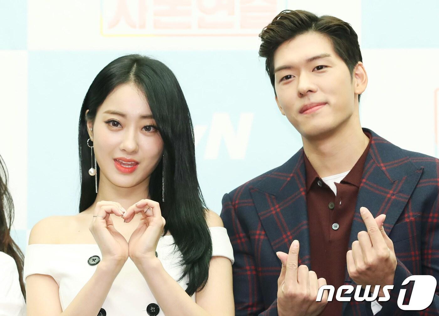 본문 이미지 - 경리, 오스틴 강(오른쪽)이 12일 오전 서울 상암동 스탠포드 호텔에서 열린 tvN ‘아찔한 사돈연습’ 기자간담회에 참석해 포즈를 취하고 있다. ‘아찔한 사돈연습’은 가상부부가 된 자식들의 결혼생활을 보며 서로의 가상 사돈과 토크를 나누는 프로그램이다. 2018.10.12/뉴스1 ⓒ News1 권현진 기자