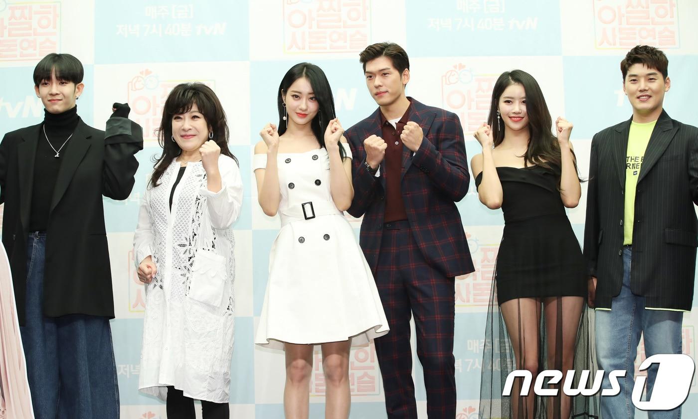 남태현(왼쪽부터), 노사연, 경리, 오스틴 강, 이미주, 권혁수가 12일 오전 서울 상암동 스탠포드 호텔에서 열린 tvN ‘아찔한 사돈연습’ 기자간담회에 참석해 포즈를 취하고 있다. ‘아찔한 사돈연습’은 가상부부가 된 자식들의 결혼생활을 보며 서로의 가상 사돈과 토크를 나누는 프로그램이다. 2018.10.12/뉴스1 ⓒ News1 권현진 기자