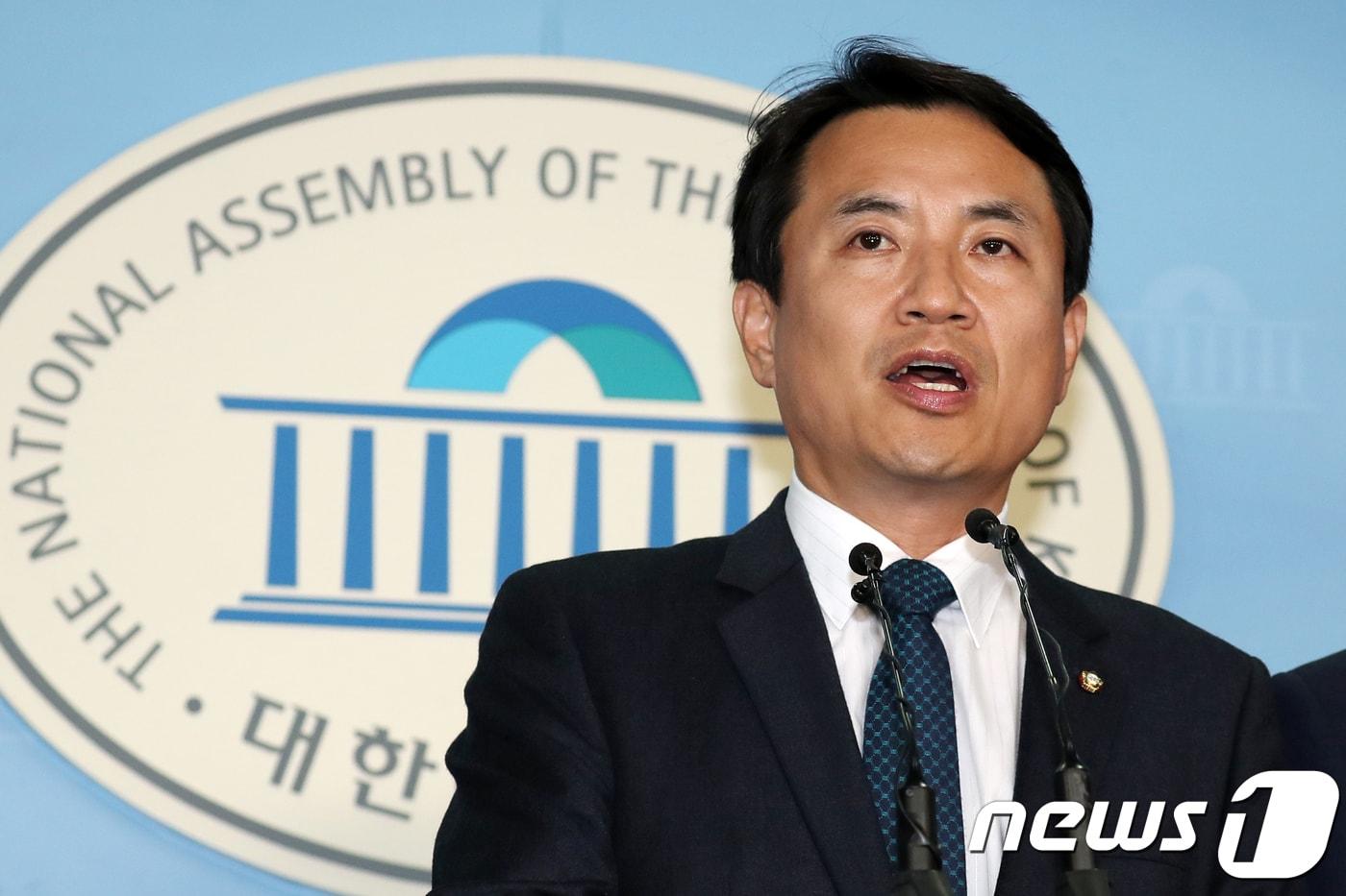 본문 이미지 - 김진태 자유한국당 의원 등 한국당 정무위원들이 12일 서울 여의도 국회 정론관에서 민병두 정무위원장의 보좌관이 금융위원회 정책전문관으로 특별 채용된 것과 관련해 진상규명을 촉구하는 기자회견을 하고 있다. 2018.10.12/뉴스1 ⓒ News1 민경석 기자