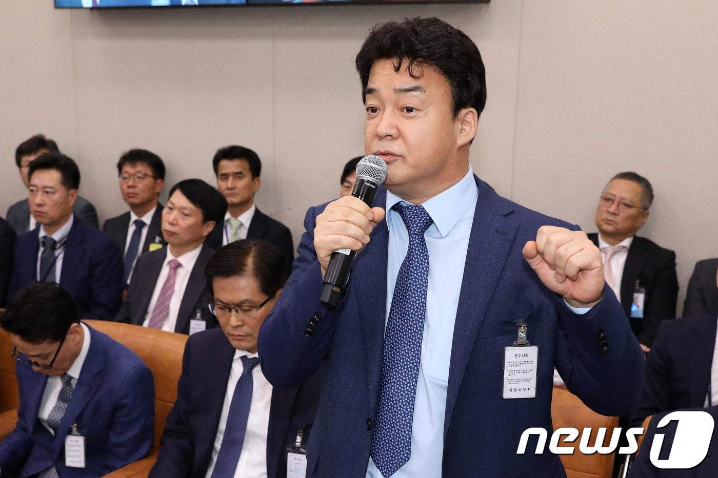 백종원 더본코리아 대표가 12일 서울 여의도 국회에서 열린 산업통상자원중소벤처기업위원회 국정감사에 참고인 신분으로 출석해 의원들의 질의에 답하고 있다. 2018.10.12/뉴스1 ⓒ News1 임세영 기자