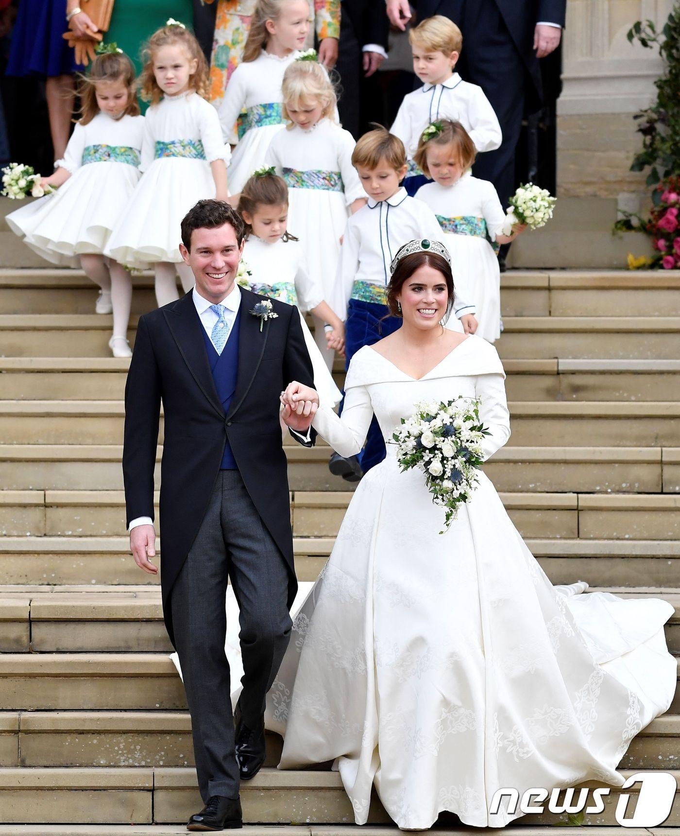 본문 이미지 - 엘리자베스 2세 여왕의 손녀인 유지니 빅토리아 헬레니 공주와 신랑인 잭 브룩스뱅크 ⓒ AFP=뉴스1