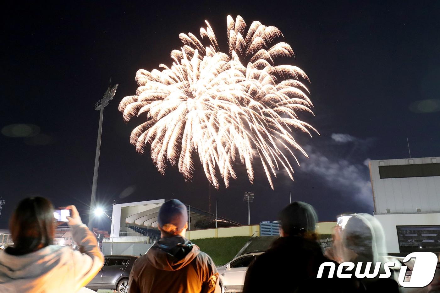 본문 이미지 - 과거 동해무릉제 불꽃축제. 기사 이해를 돕기 위한 자료사진.(뉴스1 DB)