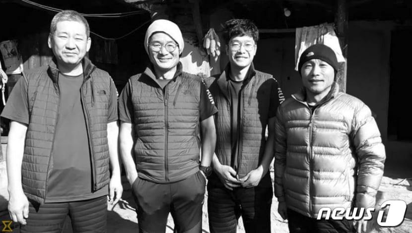 본문 이미지 - 김창호 산악대장(왼쪽에서 두번째)을 포함한 '2018 코리안웨이 구르자히말 원정대' 한국인 대원들이 12일(현지시간) 네팔의 히말라야 산악지대에서 사망한 것으로 확인됐다. 왼쪽부터 원정에 참가한 임일진 감독, 김창호 대장, 이재훈 씨, 유영직 씨.  (카트만두포스트 캡처) 2018.10.13/뉴스1