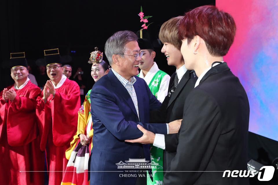 본문 이미지 - 문재인 대통령이 14일 오후(현시시간) 프랑스 파리 트레지엄 아트극장에서 열린 '한·불 우정의 콘서트' 공연을 마치고 케이팝 그룹 방탄소년단을 격려하고 있다. (청와대 페이스북) 2018.10.15/뉴스1