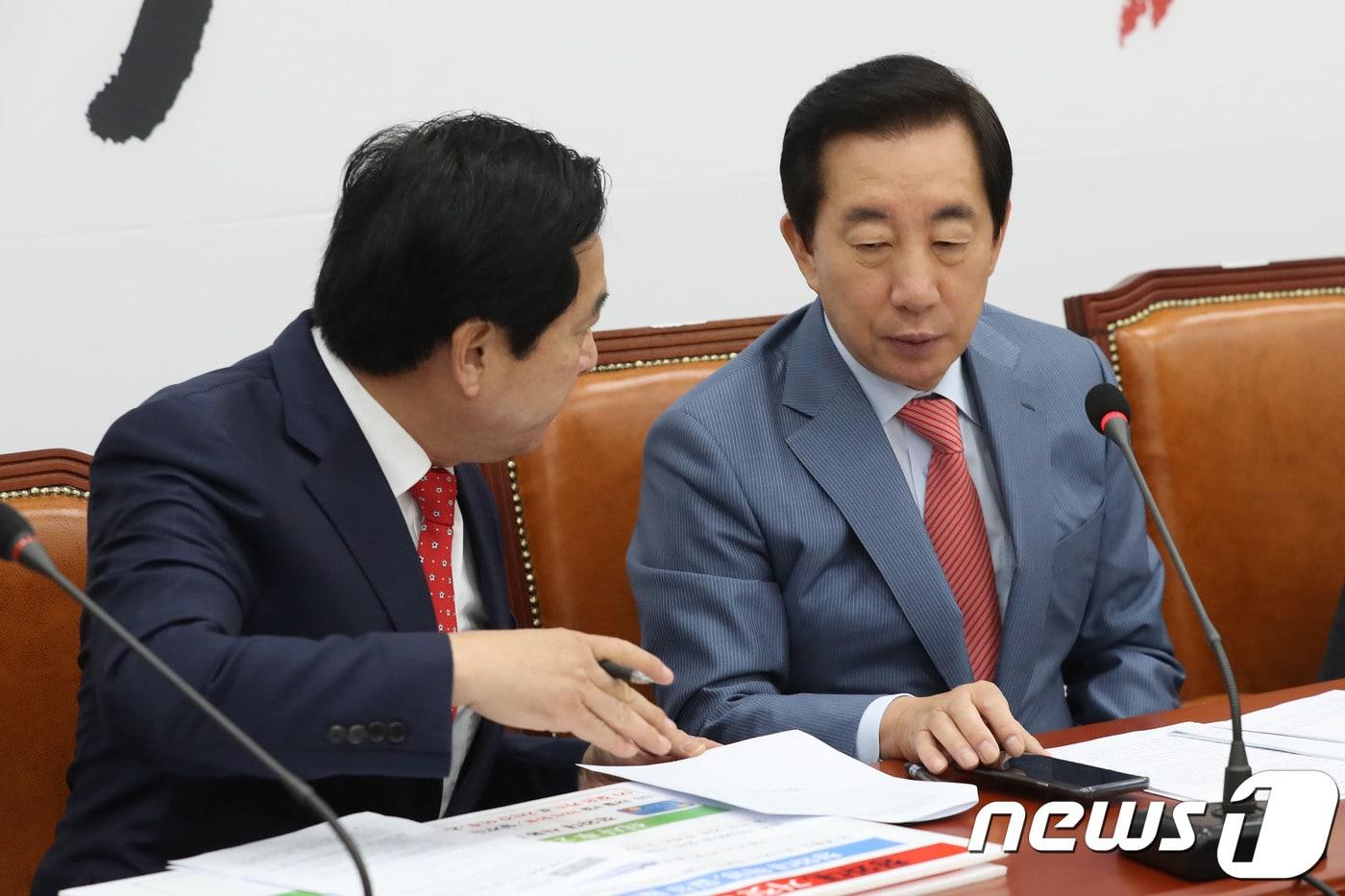 본문 이미지 - 김성태 자유한국당 원내대표가 15일 오전 서울 여의도 국회에서 열린 비상대책위원회의에서 심재철 의원과 이야기를 나누고 있다. 2018.10.15/뉴스1 ⓒ News1 임세영 기자