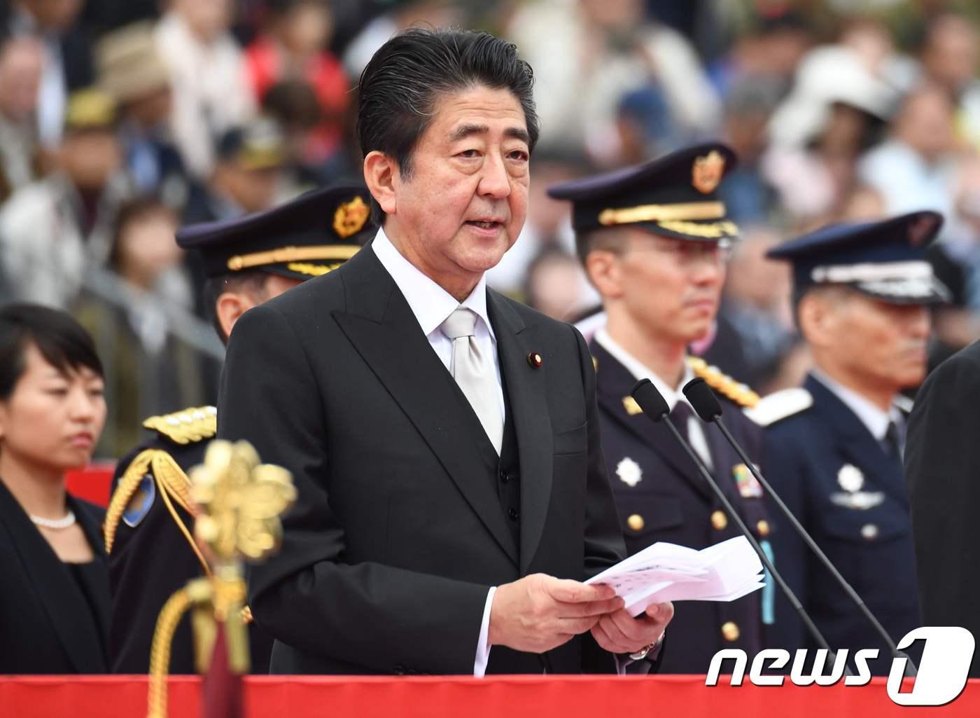 본문 이미지 - 아베 신조 일본 총리가 사이타마 현의 아사카에 있는 육상자위대 훈련장에서 열린 자위대 사열식에서 연설을 하고 있다.  ⓒ AFP=뉴스1