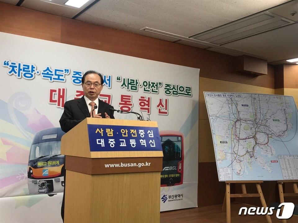 본문 이미지 - 오거돈 부산시장이 15일 오전 부산시청 브리핑룸에서 교통혁시 5대 전략 34개 추진과제를 발표하고 있다. 2018.10.15/뉴스1 ⓒ News1