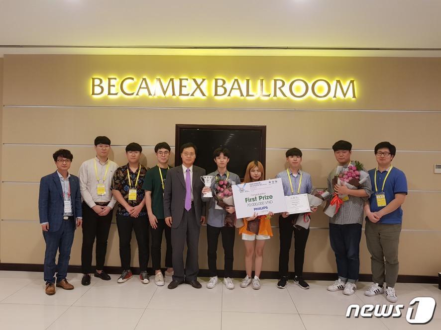 본문 이미지 - 최근 열린 제3회 하이테크 페어 아이디어 공모전에서 최우수상과 장려상을 수상한 한남대 SK2, SACS팀과 대학관계자들이 기념촬영을 하고 있다.ⓒ News1