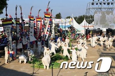 본문 이미지 - 14일 제주도에서 열린 제59회 한국민속예술축제에 강원도 대표로 나간 평창삼베삼굿놀이보존회회원들이 삼베삼굿놀이를 선보이고 있다.(평창군 제공).2018.10.14/뉴스1 ⓒ News1