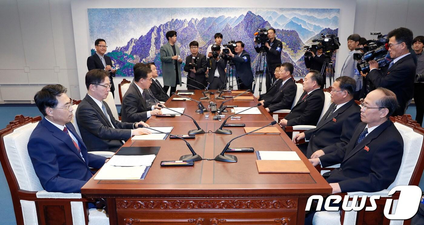 본문 이미지 - 남측 수석대표 조명균 통일부 장관과 북측 수석대표 리선권 조국평화통일위원회 위원장이 15일 판문점 남측 평화의집에서 열린 평양공동선언 이행방안 협의를 위한 남북 고위급회담에서 공동보도문을 발표하고 있다. 2018.9.15/뉴스1 ⓒ News1 사진공동취재단