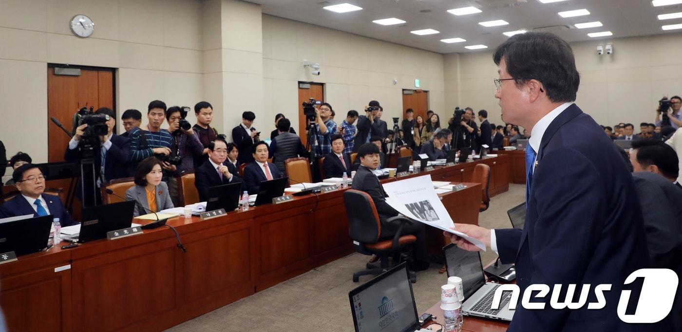 본문 이미지 - 강병원 더불어민주당의원과 심재철 자유한국당의원이 16일 서울 여의도 국회에서 열린 기획재정위원회의 국정감사장에서 날선 대화를 하고 있다. 이날 감사는 심재철의원의 한국재정정보원의 국회 국정감사에 제척 대상인지를 놓고 여야 간 공방을 벌이다 감사가 중지, 재개됐다.2018.10.16/뉴스1 ⓒ News1 김명섭 기자
