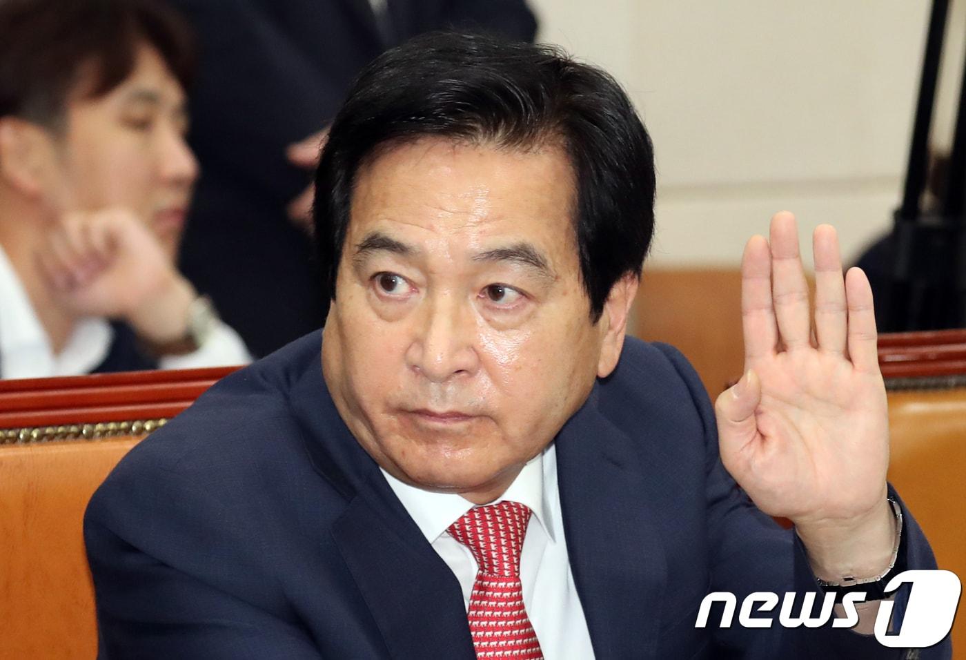 본문 이미지 - 심재철 자유한국당 의원이 16일 서울 여의도 국회에서 열린 기획재정위원회의 한국재정정보원 등에 대한 국정감사에서 발언 신청을 하고 있다. 이날 감사는 심의원의 한국재정정보원의 국회 국정감사에 제척 대상인지를 놓고 여야 간 공방을 벌이다 감사가 중지, 재계됐다.2018.10.16/뉴스1 ⓒ News1 김명섭 기자