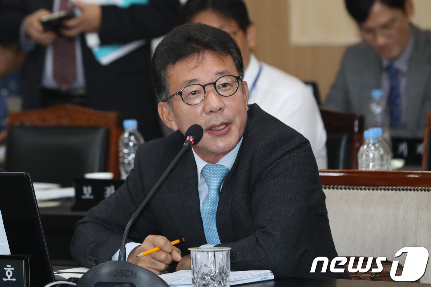 본문 이미지 - 홍철호 자유한국당 의원이 16일 오전 충북도청 대회의실에서 열린 충청북도에 대한 국회 국토교통위원회 국정감사에서 질문을 하고 있다. 2018.10.16/뉴스1 ⓒ News1 김용빈 기자