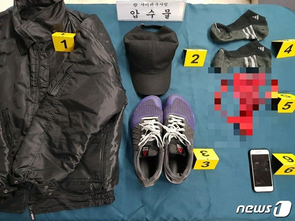 본문 이미지 - 서울 종암경찰서는 15일 음란물유포 및 주거침입 혐의로 박모씨를 검거했다고 밝혔다.  사진은 경찰이 박씨로부터 압수한 증거물들이다 . (서울 종암경찰서 제공) 2018.10.16/뉴스1 ⓒ News1 윤다정 기자