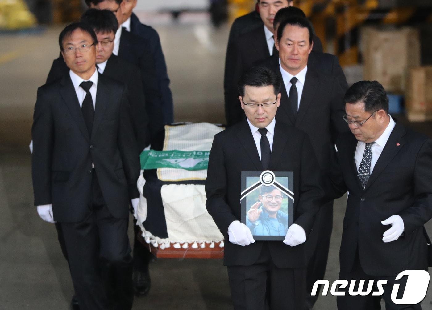 본문 이미지 - 네팔 히말라야 등반 도중 숨진 원정대원 5명의 시신이 17일 새벽 인천국제공항 대한항공 국제공항화물터미널을 통해 운구되고 있다. 2018.10.17/뉴스1 ⓒ News1 허경 기자