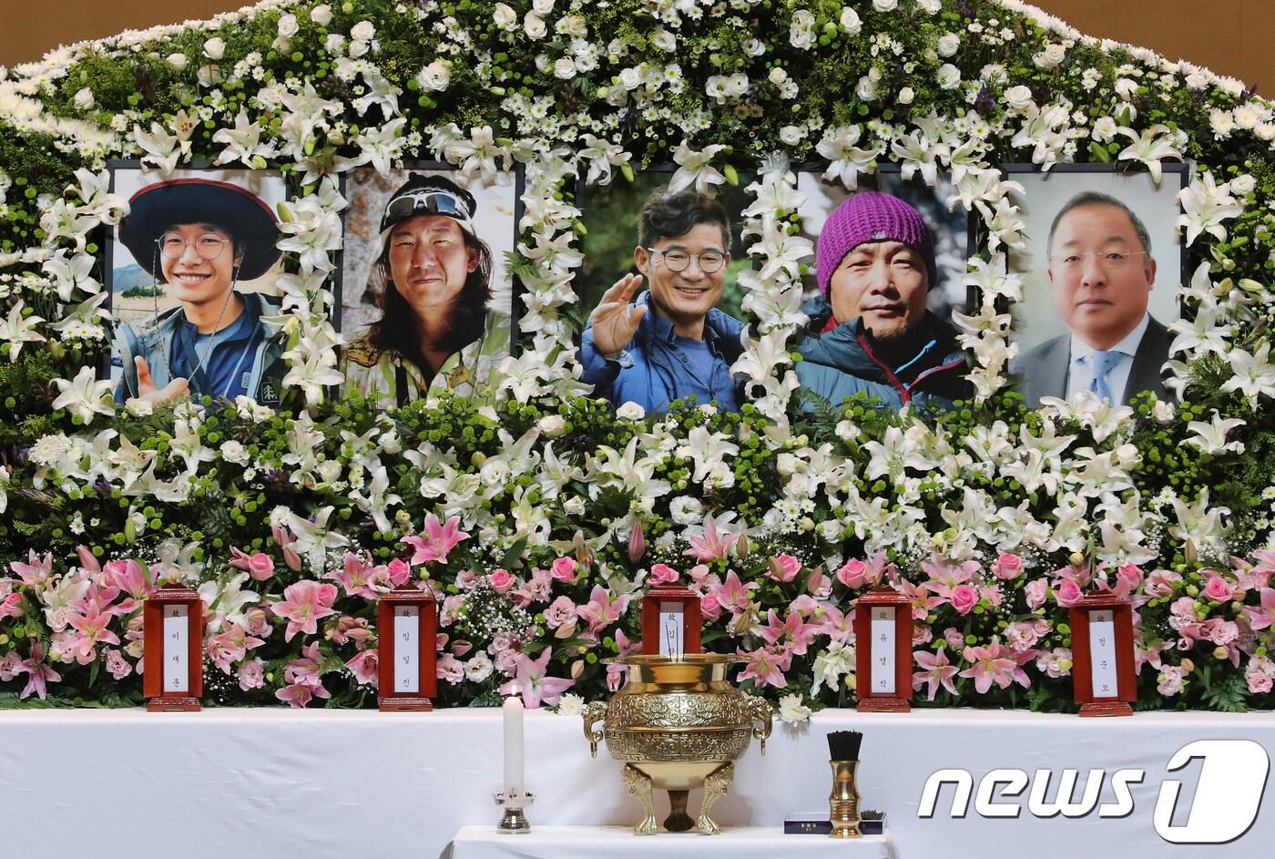 본문 이미지 - 네팔 히말라야 등반 도중 불의의 사고로 사망한 '김창호 대장과 유영직·이재훈·임일진 대원, 정준모 한국산악회 이사'의 합동분향소가 17일 오전 서울 동대문구 서울시립대학교 대강당에 마련됐다. 영결식장에 고인들의 영정이 놓여 있다. 2018.10.19/뉴스1 ⓒ News1 이재명 기자