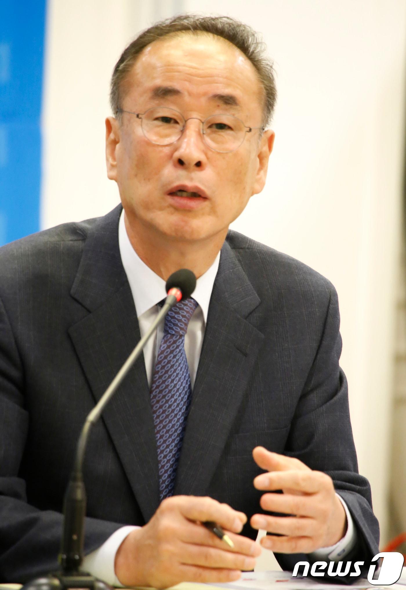 본문 이미지 - 장세용 경북 구미시장이 17일 대구 수성구 호텔수성에서 열린 대구경북 중견언론인 모임 아시아포럼21 초청 토론회에서 기자들의 질문에 답하고 있다. 장시장은 "KTX구미역 정차는 김천 경제에도 도움이 될것＂이라고 말했다. 2018.10.17/뉴스1 ⓒ News1 정우용 기자