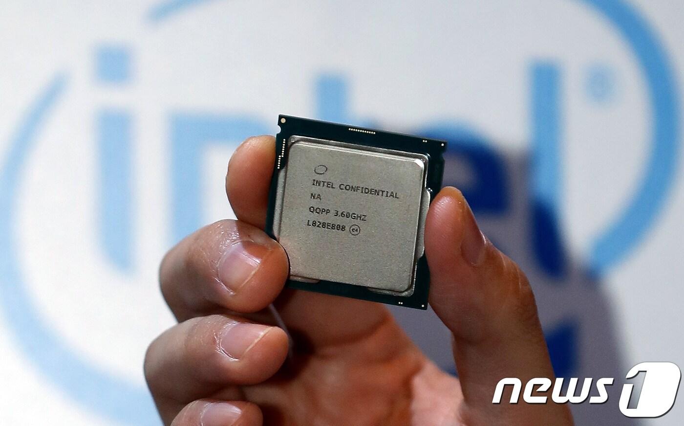 17일 서울 영등포구 타임스퀘어 아모리스홀에서 열린 인텔 테크놀로지 오픈 하우스 행사에서 직원이 게이밍 프로세서인 9세대 인텔 코어 i9-9900K 프로세서를 소개하고 있다. 2018.10.17/뉴스1 ⓒ News1 구윤성 기자