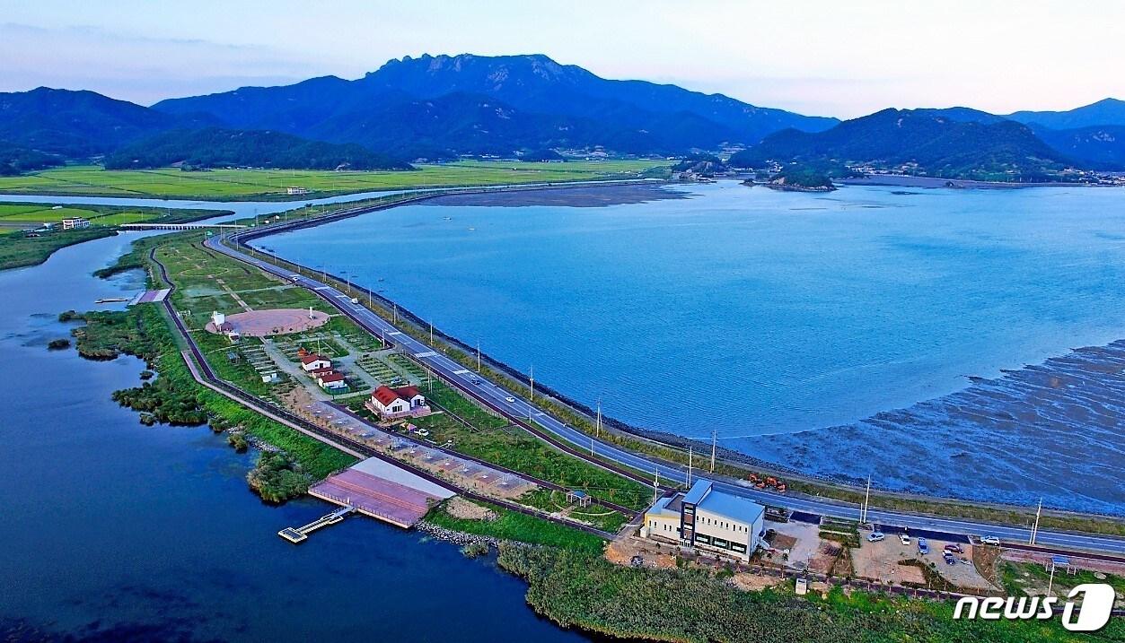 본문 이미지 - 하늘에서 본 해창만 오토캠핑장.(고흥군 제공)/뉴스1
