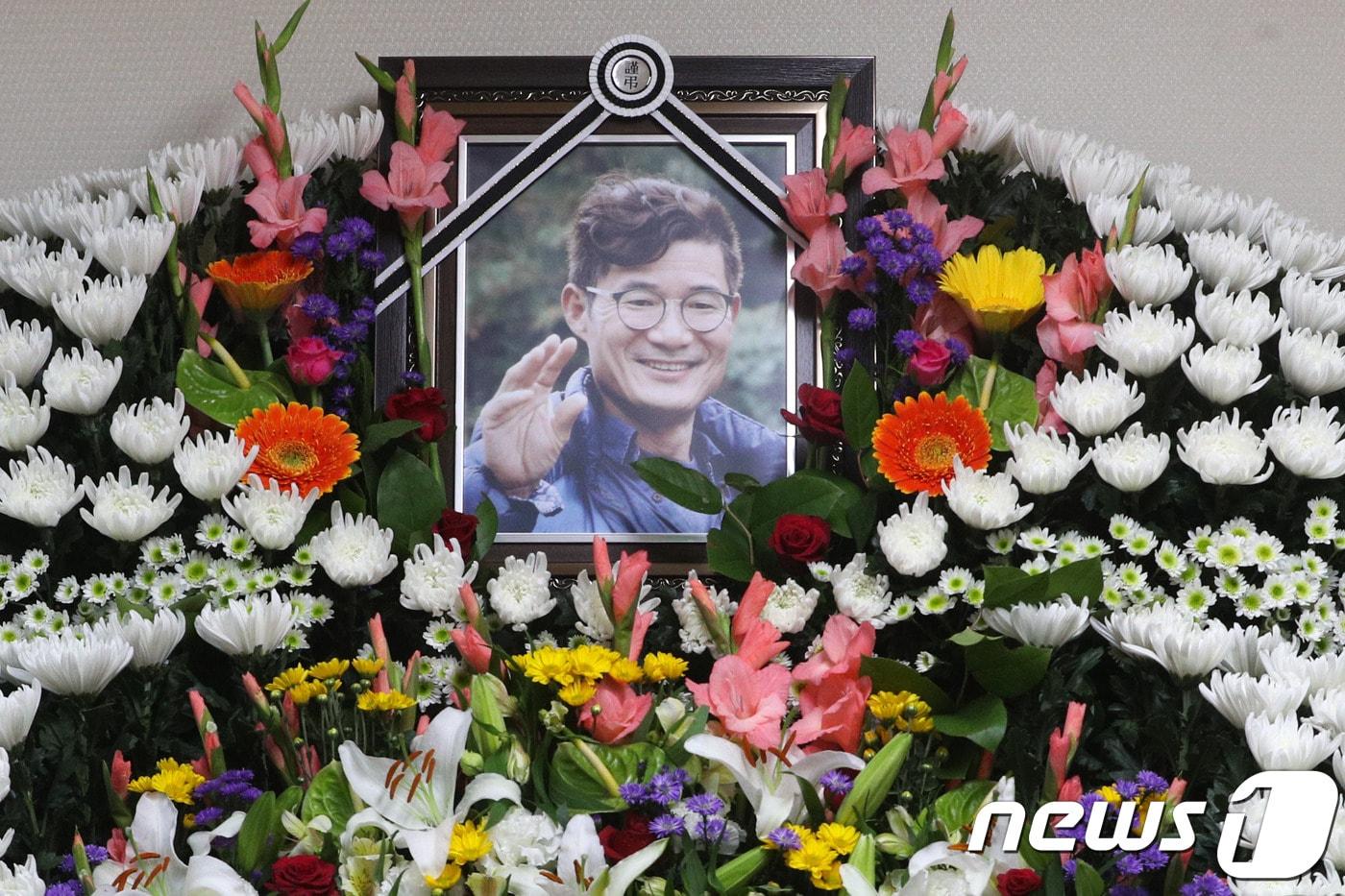 본문 이미지 - 17일 오후 서울 서초구 서울성모병원 장례식장에 네팔 히말라야 등반 도중 불의의 사고로 사망한 고 김창호 대장의 빈소에서 조문객들이 조문을 하고 있다. 2018.10.17/뉴스1 ⓒ News1 성동훈 기자