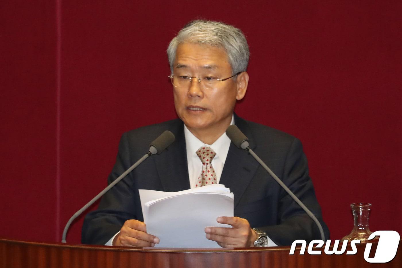 김동철 전 바른미래당 의원이 국회의원 절 서울 여의도 국회에서 열린 본회의에서 헌법재판소 재판관 임명동의안의 표결에 관련해 발언을 하고 있다. 2018.10.17/뉴스1 ⓒ News1 임세영 기자