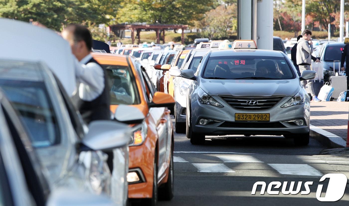 서울 김포공항에 택시들이 줄 서 있다.  (사진은 기사 내용과 무관함) / 뉴스1 ⓒ News1