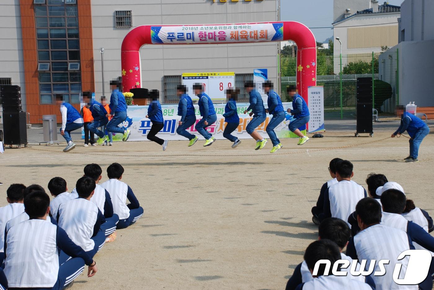 본문 이미지 -  ‘전국 소년원학교 체육대회’에서 참가자들이 단체줄넘기를 하고 있다. (사진은 기사 내용과 무관함) ⓒ 뉴스1