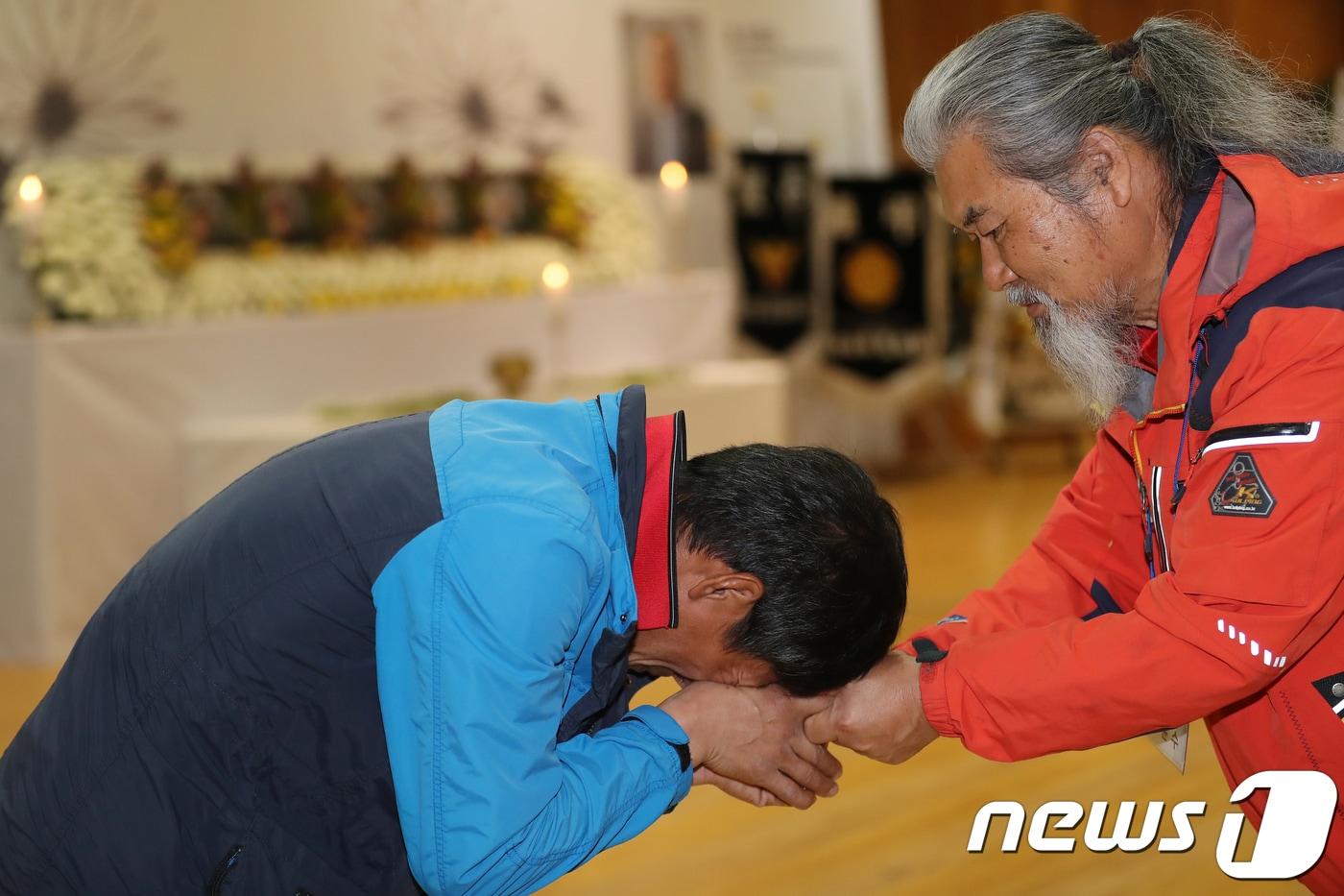 본문 이미지 - 네팔 히말라야 등반 도중 불의의 사고로 숨진 ‘2018 코리안웨이 히말라야 구르자히말 원정대’ 고(故) 김창호 대장과 유영직·이재훈·임일진 대원, 정준모 한국산악회 이사의 합동분향소가 17일 오전 김창호 대장의 모교인 경북 영주시 가흥동 영주제일고 다목적실에 마련됐다. 분향소를 찾은 영주지역 산악인(왼쪽)이 조문을 마친 뒤 영주시산악연맹 관계자의 손을 붙잡고 오열하고 있다. 2018.10.17/뉴스1 ⓒ News1 공정식 기자