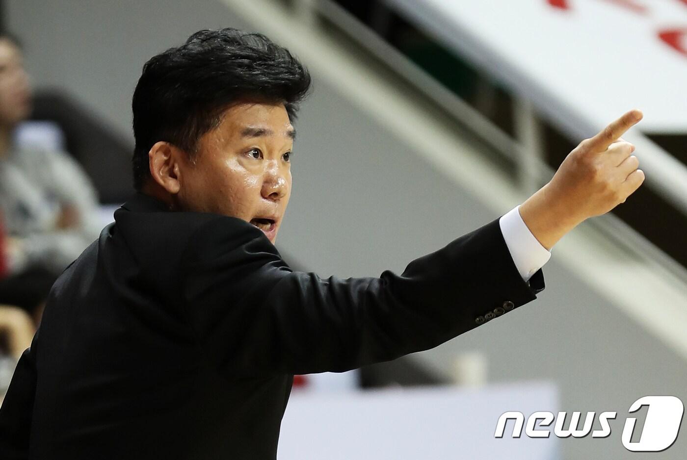 안양 KGC 김승기 감독이 심판에 부적절한 언행을 해 제재금 100만원을 내게 됐다. /뉴스1 DB ⓒ News1 오대일 기자