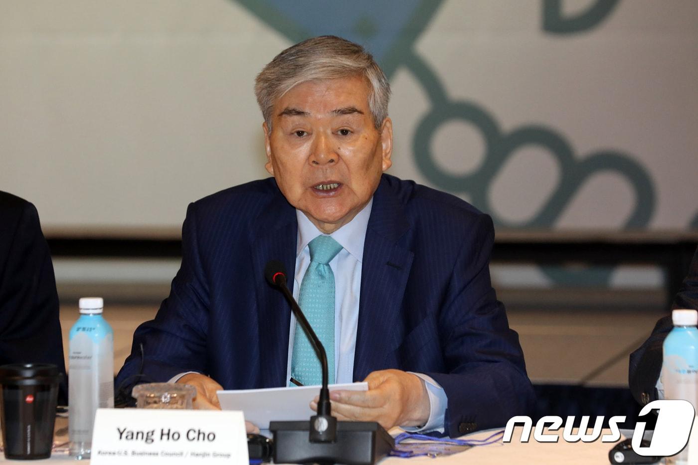 본문 이미지 - 조양호 한진그룹 회장이 18일 서울 영등포구 여의도 전국경제인연합회 컨퍼런스센터에서 열린 '제30차 한미재계회의'에서 모두발언을 하고 있다. 이 자리에선 미국의 수입자동차에 대한 무역확장법 232조와 남북경협 관련 양국 기업의 기회요인에 대해 논의한다. 2018.10.18/뉴스1 ⓒ News1 황기선 기자